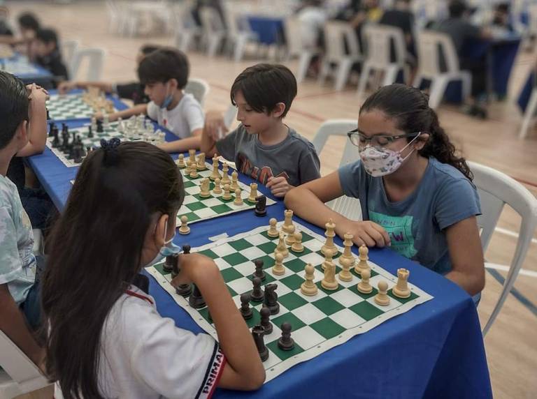 INDESA - El ajedrez es considerado un deporte mental, aporta numerosos  beneficios, es divertido y saludable. Nunca es tarde para aprender a jugar.  ♟️🧡💚 . . . #DíaInternacionalDelAjedrez #Deporte #Salud #Indesa  #TodosSomosSabaneta @alcaldia_sabaneta