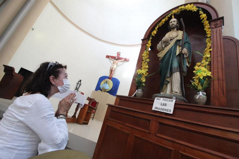 Es una moneda la que lleva san Judas Tadeo en el pecho?