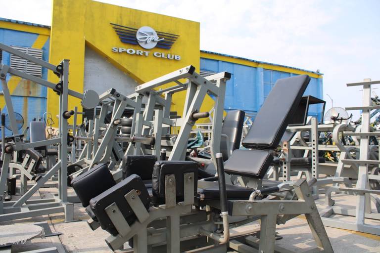 Desalojan gimnasio Spa Sport Club en Tampico, los aparatos y pesas